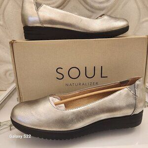 SOUL Naturalizer Silver Comfort Flats Sleek Design